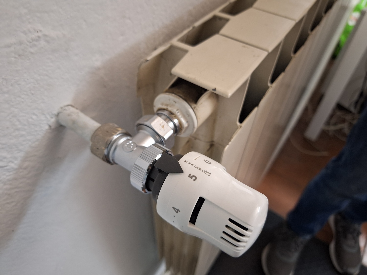 Set Di 3 Valvole Termostatiche Elettroniche HT2000 - Termostato Programmable Per Risparmio Energetico, Made In Germany, Fino Al 30% Di Risparmio